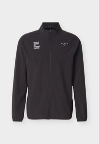 Μαύρο αθλητικό μπουφάν με φερμουάρ πλήρους μήκους, με τα λογότυπα "World Series of Fitness Racing" και "HYROX" της Puma στο στήθος, ελαστικά τελειώματα στα μανίκια και όρθιο γιακά.