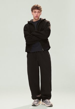 Bershka Teplákové kalhoty - black