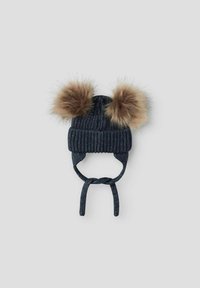 Dunkelblauer Strickhut mit zwei großen Kunstfell-Pompons. Mit gebundenem Kinnriemen und strukturiertem Rippenmuster.