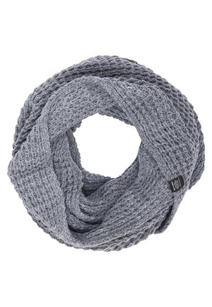 Écharpe infinity grise en tricot avec un motif gaufré, pliée en forme circulaire avec une petite étiquette noire sur le bord.