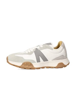 Zapatilla blanca con acentos grises, que presenta un upper de ante y cuero texturizado, suela acolchada y una suela de goma marrón con patrones triangulares.