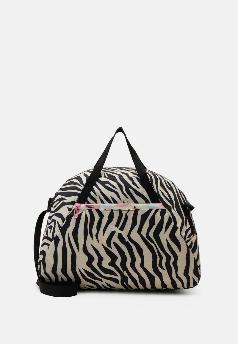 Bolsa de deporte con un estampado de cebra en beige y negro, con un cierre de cremallera rosa, asas negras y una correa para el hombro negra desmontable.