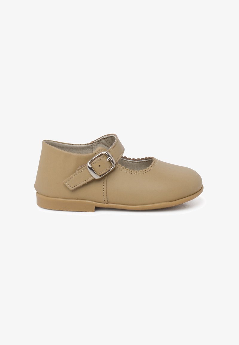 Braunes Leder-Schuh mit abgerundetem Zehenbereich, geschwungenen Ausschnitten und einem seitlichen Schnallenriemen. Flache, niedrige Sohle für Stabilität.