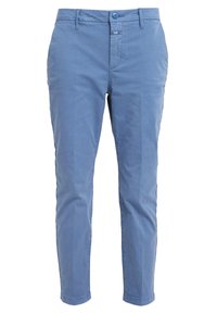 Pantalons slim bleu clair avec fermeture avant à bouton et zip, passants de ceinture et poches latérales, présentés sur un fond blanc.