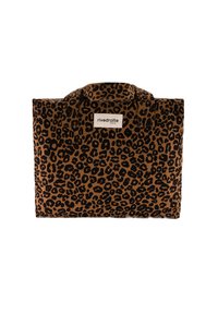 Sac à imprimé léopard en marron et noir, fabriqué en tissu doux, avec deux poignées courtes et une étiquette de marque bien visible. Forme rectangulaire.