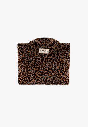 Sac à imprimé léopard en marron et noir, fabriqué en tissu doux, avec deux poignées courtes et une étiquette de marque bien visible. Forme rectangulaire.