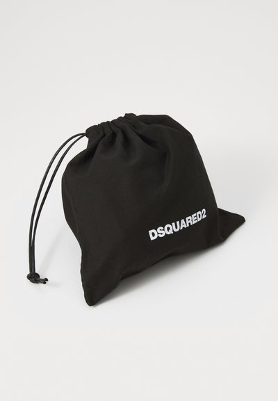 Svart stoffposse med snøring og rynket topp, med hvit "DSQUARED2" logo. Glatt tekstur, kompakt form, minimalistisk design.