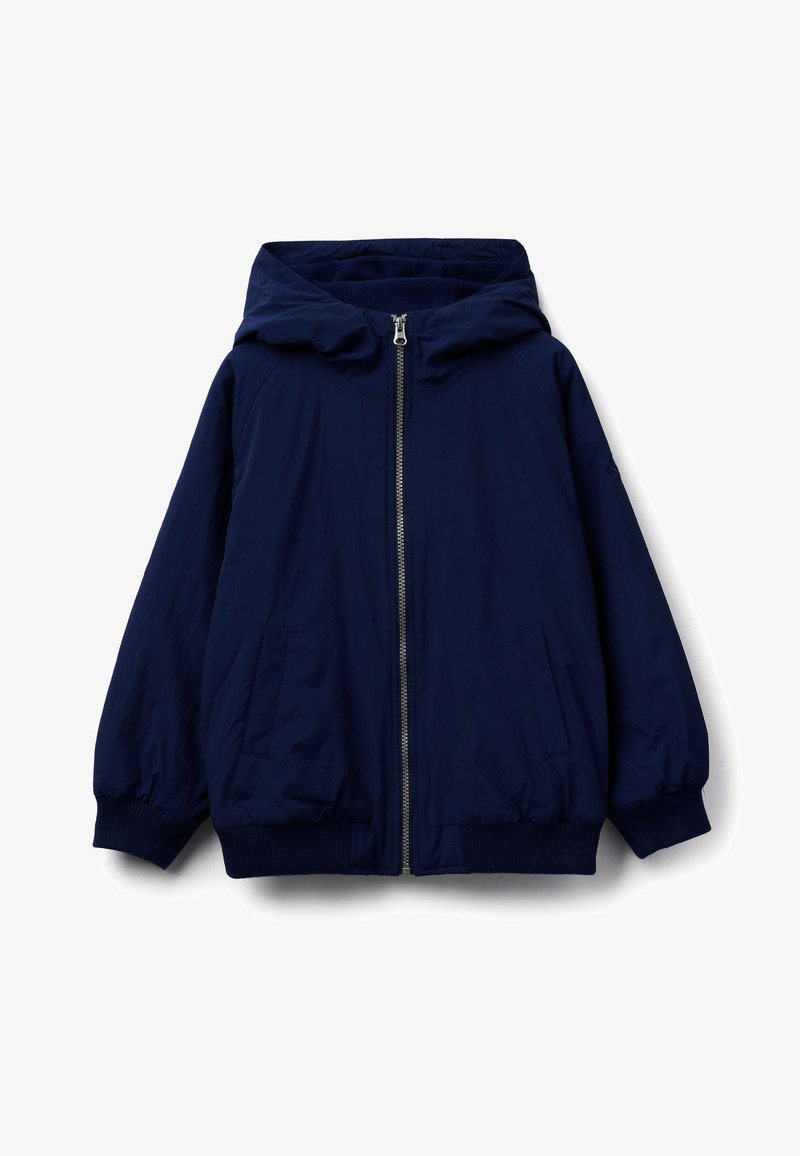 Giacca bomber blu navy con cappuccio, chiusura frontale con zip, polsini a costine e tasche laterali. Realizzata in tessuto leggero e strutturato.