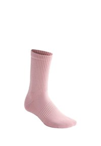 Chaussette unie rose pâle à côtes, à hauteur de cheville, avec talon renforcé et soutien de la voûte plantaire texturé sur fond blanc.