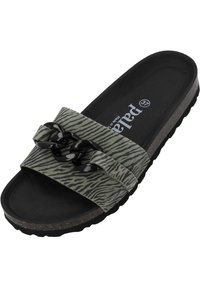 Grön zebrarandig klack sandal med svart kedjade detalj, texturerade tygremmar och en dämpad svart sula.