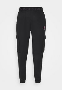 Sorte cargo joggerbukser med elastisk talje, der har "SIKSILK" tekst og sidelommer med klap, tapered ben med manchetter ved anklerne.