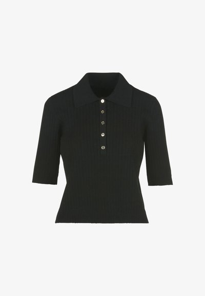 Čierna pletená polo tričko s krátkymi rukávmi, rebrovanou textúrou a zapínaním na päť gombíkov so striebornými doplnkami. Klasický dizajn goliera.
