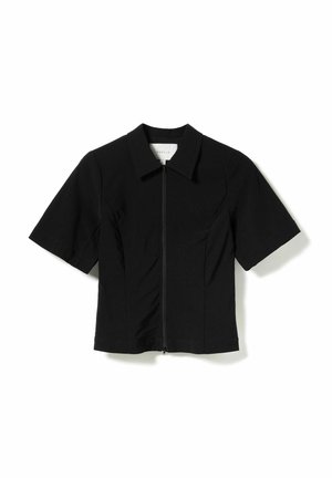 Camicia nera a maniche corte con colletto appuntito e chiusura frontale a cerniera, mostrata distesa su sfondo bianco.