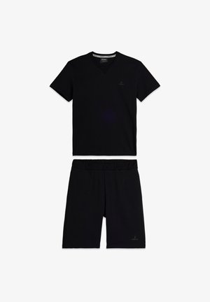T-shirt nera a maniche corte con scollo a V e pantaloni abbinati. Entrambi realizzati in tessuto morbido con elastico in vita e dettagli del logo discreti.