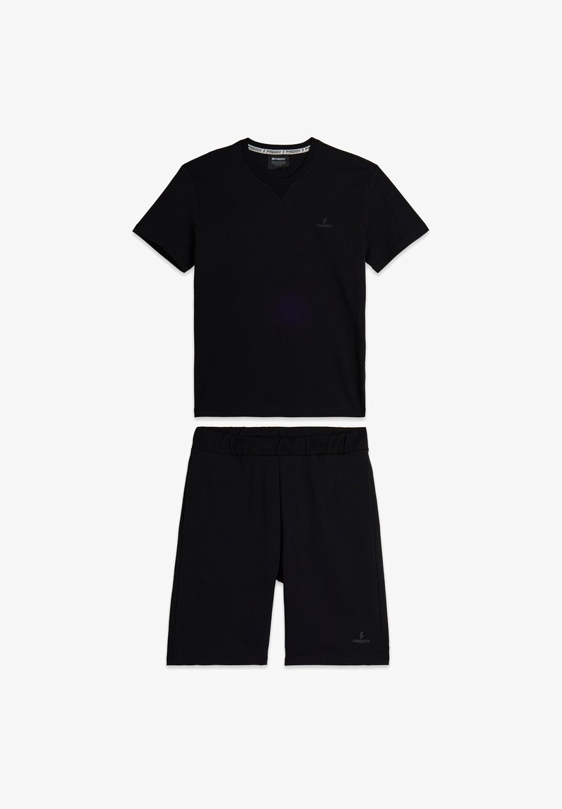 T-shirt nera a maniche corte con scollo a V e pantaloni abbinati. Entrambi realizzati in tessuto morbido con elastico in vita e dettagli del logo discreti.