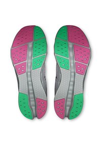 Schoenzool met een grijze basis en groene en roze accenten. Textuur oppervlak met multidirectionele grippatronen.