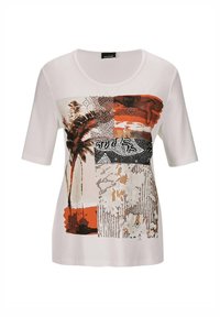 Witte T-shirt met korte mouwen, versierd met een abstracte print in aardetinten, palmbomen en geometrische patronen in verschillende texturen.