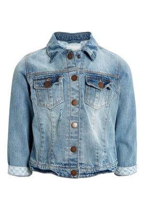 Hellblaue Jeansjacke mit Knopfleiste, zwei Brusttaschen mit Klappen und umgeschlagenen Manschetten, die ein gemustertes Innenfutter zeigen.