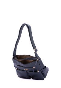 Borsa in pelle blu navy con una sola tracolla regolabile, dotata di diverse tasche con zip sul fronte e un ampio interno.