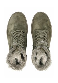 Pár olivově zelených semišových zimních bot s tlustými tkaničkami a nadýchanou šedou kožešinovou podšívkou z pohledu shora.