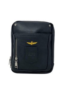 Borsa in pelle nera con una texture liscia, dotata di una tasca frontale con zip, un patch inciso "AM" e un emblema dorato con ali.