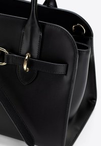 Borsa a mano in pelle nera con design strutturato, dettagli in hardware dorato e tracolla piatta con dettaglio a fibbia. Texture liscia, interno spazioso.