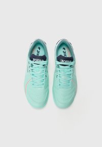 Scarpe da atletica di un turchese chiaro, con una finitura in pelle texturizzata, design con lacci e accenti blu navy sulla linguetta; presenta una silhouette snella e elegante.