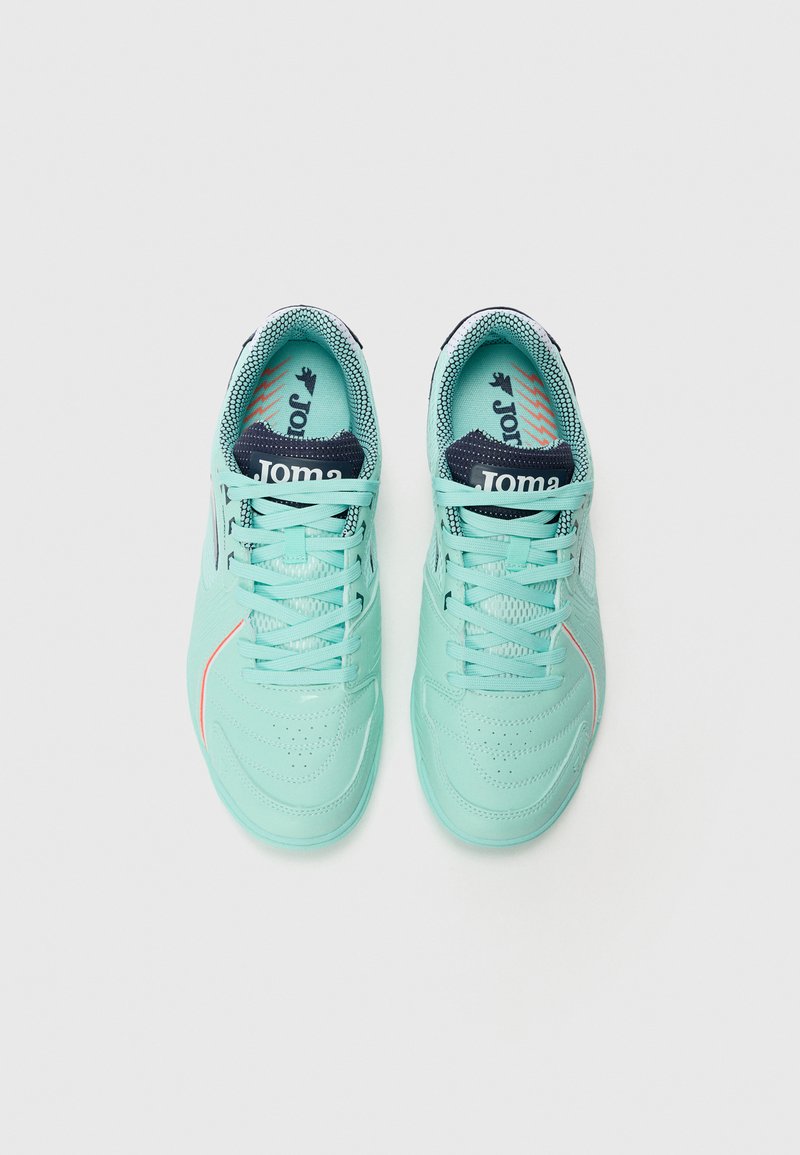 Baskets de sport turquoise clair avec une finition en cuir texturé, design à lacets et accents bleu marine sur la languette ; présentent une silhouette fine et élégante.
