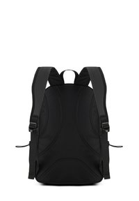 Sac à dos noir avec des bretelles rembourrées, texture lisse et un design minimaliste. Il dispose de bretelles réglables et de cordons sur les côtés.