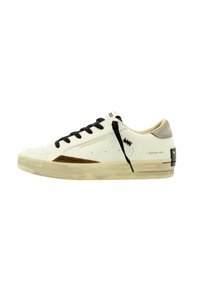 Witte leren sneakers met zwarte veters, bruine suede accenten en lichtgekleurde rubberen zolen. Bevat reliëfdetails op de hiel.