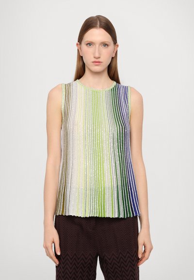 Top senza maniche multicolore con strisce verticali in tonalità argento, verde, viola e oro, con una finitura liscia e texture.