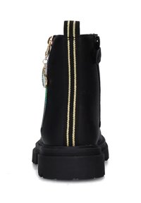 Stivaletti alla caviglia neri con suola spessa, dotati di un doppio strappo dorato sul pull tab e un dettaglio con zip arcobaleno sul lato, visti da dietro.