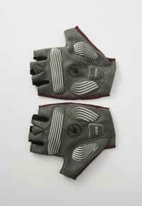 Guantes de ciclismo de cuero gris con diseño de medio dedo, detalles en rojo y agarre texturizado. Presenta patrones a rayas y zonas acolchadas para mayor comodidad.