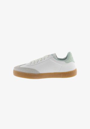 Witte sneaker met beige suède neus, lichtgroene hiel, witte veters en een zool van gummirubber, weergegeven vanaf de linkerkant op een witte achtergrond.