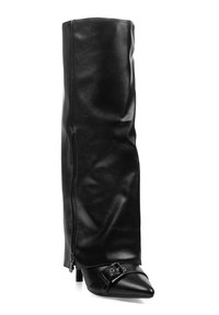 Bota negra de cuero hasta la rodilla con caña ajustada, detalle de cremallera en el lateral, puntera puntiaguda y un adorno de hebilla en el tobillo.