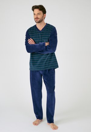 Conjunto de lounge de dos piezas que incluye una parte superior azul marino con escote en V, patrón a rayas azules y mangas lisas, combinado con pantalones suaves y lisos en azul marino.