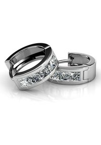 Boucles d'oreilles en argent en forme de boucle avec une finition lisse et brillante, ornées d'une rangée de zirconia cubiques taille princesse transparente sur un côté.