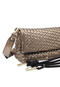 Pochette tissée bronze métallique avec une fermeture à rabat, dotée de cordons noirs pour la bandoulière et de détails en métal doré.