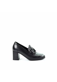 Czarne skórzane mokasyny na wysokim obcasie, z kwadratowym noskiem i dekoracyjnym akcentem w postaci klamry. Posiadają masywny obcas i gładką teksturę.