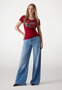 Guess ROSES - Camiseta estampada - rot