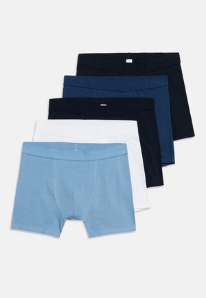 Pięć męskich bokserek w jasnoniebieskim, białym, granatowym, ciemnoniebieskim i czarnym kolorze, starannie ułożonych na jednolitym tle.