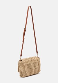 Borsa a tracolla in paglia intrecciata con superficie testurizzata, forma rettangolare e tracolla regolabile in pelle marrone. Accenti in metallo dorato.