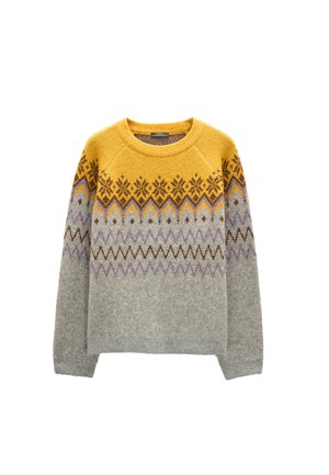 Sweter dziergany z motywem w kolorach żółtym i szarym, z geometrycznymi wzorami i zaokrąglonym dekoltem. Wykonany z miękkiej mieszanki wełny o przyjemnej fakturze.