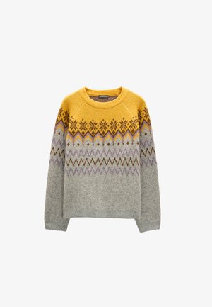 Sweter dziergany z motywem w kolorach żółtym i szarym, z geometrycznymi wzorami i zaokrąglonym dekoltem. Wykonany z miękkiej mieszanki wełny o przyjemnej fakturze.