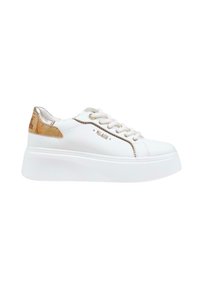 Sneaker bianco con una parte superiore testurizzata, dettagli metallici e una suola spessa bianca. Presenta dettagli beige e metallici sul tallone.
