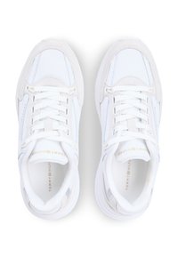 Λευκά αθλητικά παπούτσια με συνδυασμό υφασμάτων από δίχτυ και σουέτ, στρογγυλεμένη μύτη, κορδόνια, και διακριτική λεπτομέρεια με λογότυπο σε χρυσό στην γλώσσα.