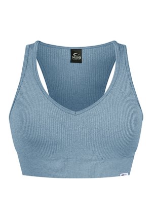 Geribbelde sportbeha in een lichte blauwe kleur, voorzien van een V-halslijn, brede bandjes en een logo patch rechtsonder.
