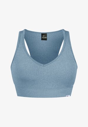 Geribbelde sportbeha in een lichte blauwe kleur, voorzien van een V-halslijn, brede bandjes en een logo patch rechtsonder.