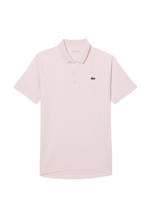 Polo shirt rosa chiaro realizzato in cotone liscio, con colletto, pattina a tre bottoni e logo di un coccodrillo verde sul lato sinistro del petto.