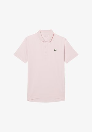 Helles rosa Poloshirt aus glattem Baumwollstoff mit Kragen, einer Drei-Knopf-Leiste und einem grünen Krokodil-Logo auf der linken Brust.